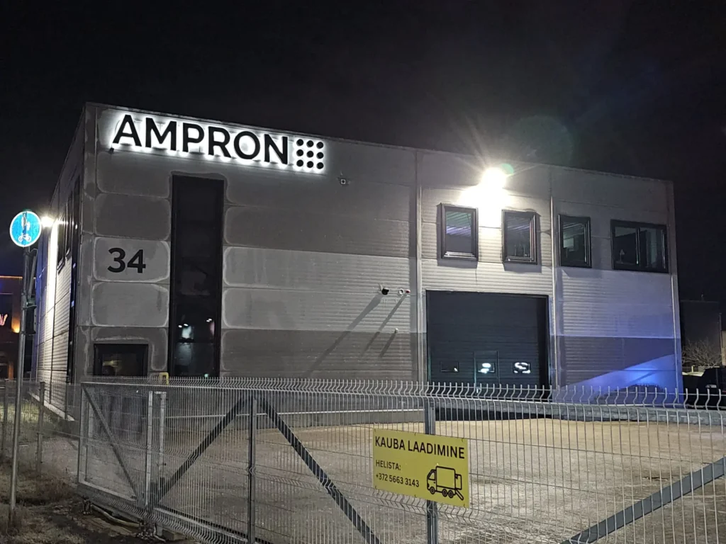 Ampron valgus tähed maja seinal