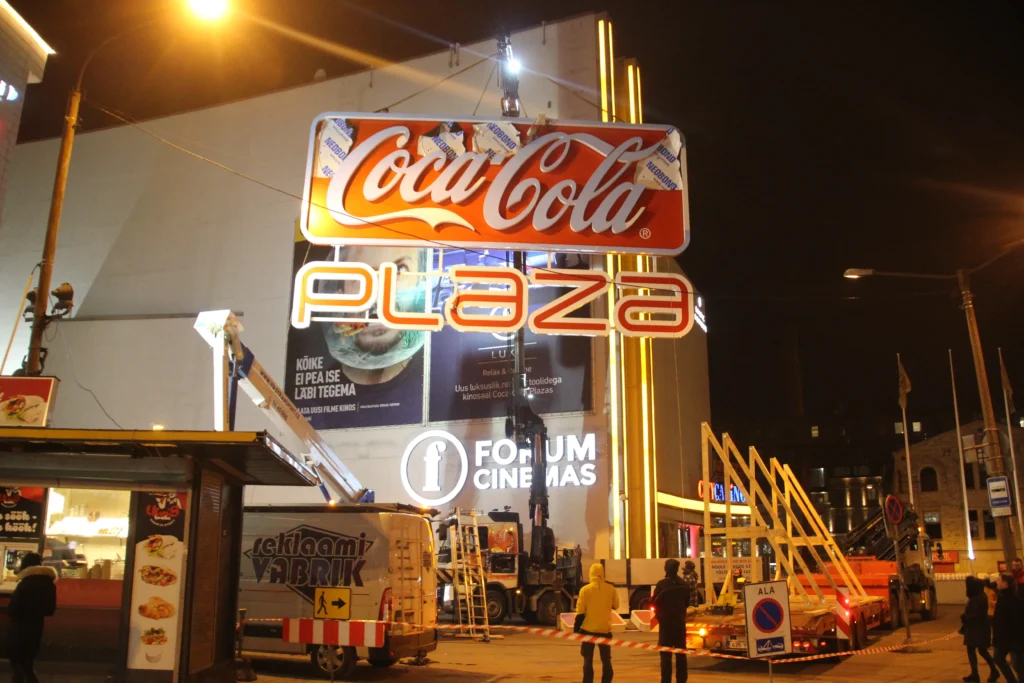 CocaCola plaza logo paigaldus
