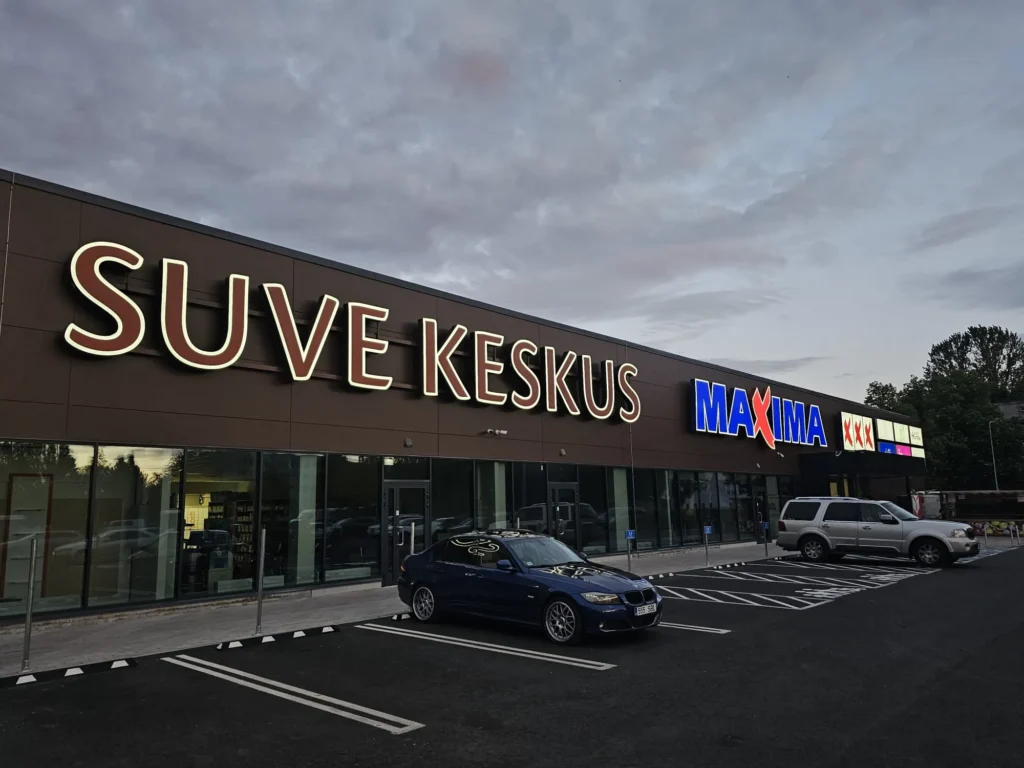 Pärnu Suve Keskus Maxima valgus tähed maja seinal