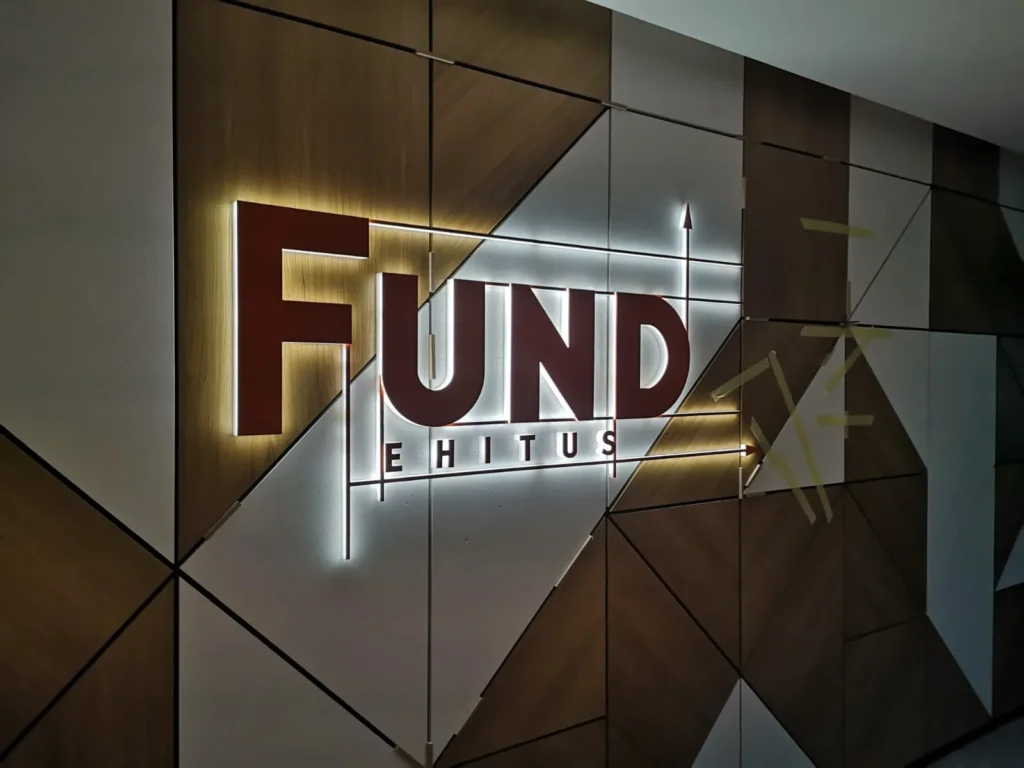 Fund külgedele valgustatud tähed